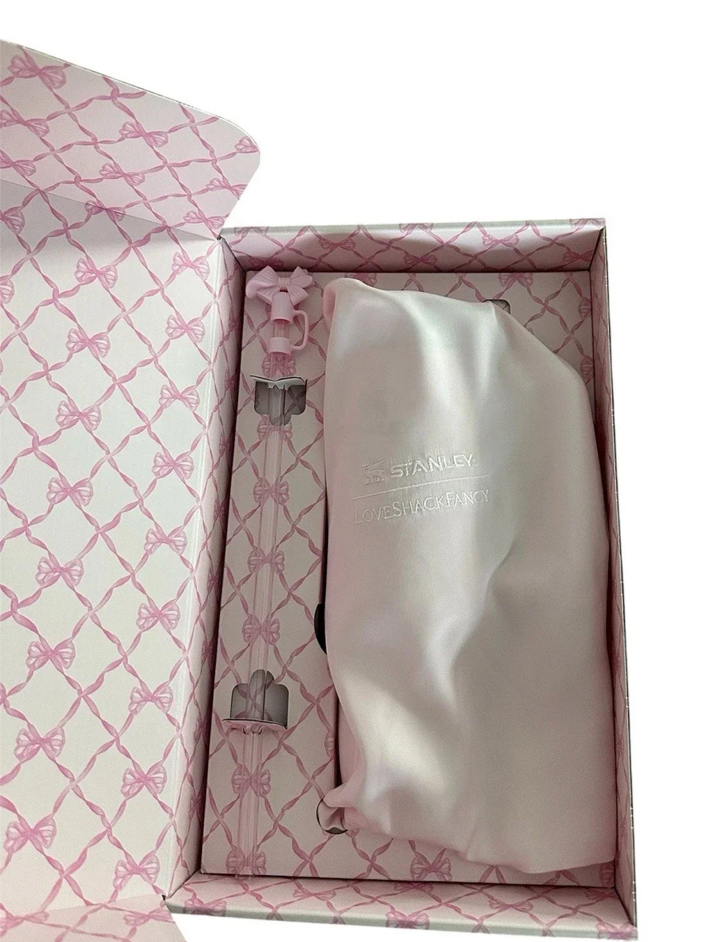 Silk face mask in a decorative box with pink bow pattern